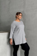 חולצה במידות גדולות עם צווארון עגול שרוולים קצרים שסעים דקה 173712