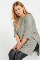 חולצה במידות גדולות עם צווארון עגול שרוולים קצרים שסע צדדי מראה מבריק 303613