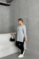 חולצה במידות גדולות עם צווארון עגול שרוולים קצרים שסעים דקה 173712