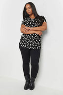 חולצה במידות גדולות צווארון V שרוול קצר דוגמת נקודות 303496