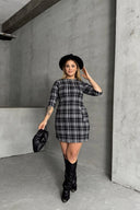 שמלה קצרה במידות גדולות שרוול 3/4 צווארון עגול דוגמת משבצות שתי כיסים קדמיים 301506