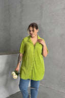 חולצה מכופתרת במידות גדולות שרוול קצר עם כפתורים בד במרקם דק 300738