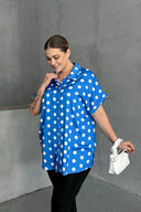 חולצה מכופתרת במידות גדולות עם כפתורים שרוול קצר דוגמת נקודות 303462