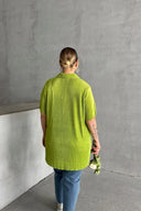 חולצה מכופתרת במידות גדולות שרוול קצר עם כפתורים בד במרקם דק 300738