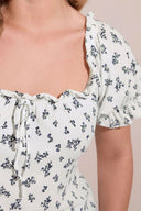 חולצה במידות גדולות דוגמת פרחים צווארון מרובע שרוולים עם פרנזים 322661