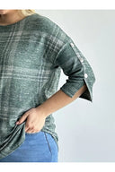 סוודר במידות גדולות חצי שרוול פרטי כפתורים בד במרקם 302780