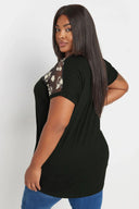 חולצה במידות גדולות עם צווארון עגול שרוולים קצרים ושקיפות באזור הצוואר 303428