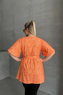 חולצה במידות גדולות שרוול קצר צווארון V קשירה מקדימה 97-40