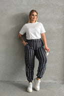 מכנסיים במידות גדולות גומי במותן גומי בשוליים עם כיסים דוגמת פסים 89-71