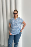 חולצה במידות גדולות שרוול קצר צווארון פתוח עם חריץ עם הדפס 97-79