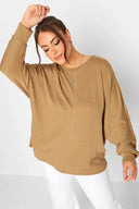 חולצה במידות גדולות עם צווארון עגול ושרוולים ארוכים במרקם רך 301417