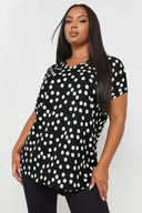 חולצה במידות גדולות צווארון V שרוול קצר דוגמת נקודות 303496