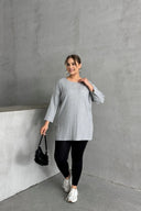 חולצה במידות גדולות עם צווארון עגול שרוולים קצרים שסעים דקה 173712