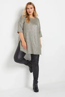 חולצה במידות גדולות עם צווארון עגול שרוולים קצרים שסע צדדי מראה מבריק 303613