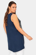 חולצה במידות גדולות עם צווארון עגול שרוולים קצרים וגזרה אסימטרית 302255