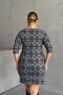 שמלה קצרה במידות גדולות שרוול 3/4 צווארון עגול דוגמת משבצות שתי כיסים קדמיים 301507