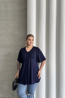 חולצה במידות גדולות צווארון V ללא הדפס גזרה אסימטרית לייקרה MDL-6