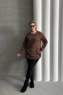 סווטשירט במידות גדולות שרוול ארוך צווארון עגול עם כיס קדמי עם הדפס 106-79