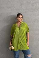 חולצה מכופתרת במידות גדולות שרוול קצר עם כפתורים בד במרקם דק 300738