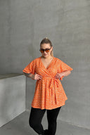 חולצה במידות גדולות שרוול קצר צווארון V קשירה מקדימה 97-40