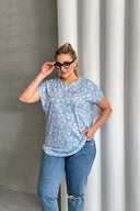 חולצה במידות גדולות שרוול קצר צווארון פתוח עם חריץ עם הדפס 97-79