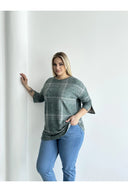 סוודר במידות גדולות חצי שרוול פרטי כפתורים בד במרקם 302780