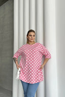 חולצה במידות גדולות שרוול קצר צווארון עגול שסעים בצדדים דוגמת נקודות 98-55