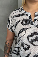 טישירט במידות גדולות שרוול קצר צווארון V עם הדפס 97-83