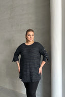 סוודר במידות גדולות חצי שרוול צווארון עגול פרטי כפתורים בד פסים 303691&nbsp;