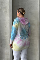 קפוצ׳ון במידות גדולות דק דוגמת באטיק עם הדפס שרוול ארוך 303144