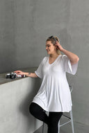 חולצה במידות גדולות צווארון V ללא הדפס גזרה אסימטרית לייקרה MDL-2