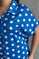 חולצה מכופתרת במידות גדולות עם כפתורים שרוול קצר דוגמת נקודות 303462