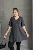 חולצה במידות גדולות צווארון V ללא הדפס גזרה אסימטרית לייקרה MDL-3