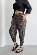 מכנסי שרוואל במידות גדולות גומי במותן גומי בשוליים עם כיסים דוגמת שאול 74-75