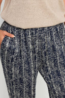 מכנסי ג'וגר במידות גדולות פרטי גומי בשוליים ובמותן עם כיסים 303213