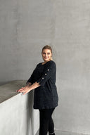 סוודר במידות גדולות חצי שרוול צווארון עגול פרטי כפתורים בד פסים 303691&nbsp;