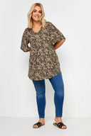 חולצה במידות גדולות צווארון V עם הדפס גזרה אסימטרית לייקרה 303251