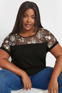 חולצה במידות גדולות עם צווארון עגול שרוולים קצרים ושקיפות באזור הצוואר 303428