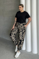 מכנסיים במידות גדולות גומי בשוליים דוגמת פסים מבריקה עם כיסים 302697