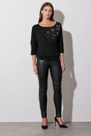 חולצה עם צווארון עגול רחב חצי שרוול עם עיטורי אבני כוכב ובטנה אלסטית 110695