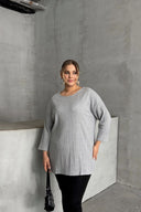 חולצה במידות גדולות עם צווארון עגול שרוולים קצרים שסעים דקה 173712