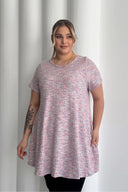 חולצה במידות גדולות עם צווארון עגול שרוולים קצרים מבד פסים במרקם 101-29