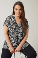 חולצה במידות גדולות צווארון V שרוול קצר קפלים בחזית 615583