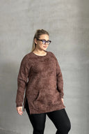 סווטשירט במידות גדולות שרוול ארוך צווארון עגול עם כיס קדמי עם הדפס 106-79