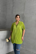 חולצה מכופתרת במידות גדולות שרוול קצר עם כפתורים בד במרקם דק 300738