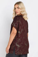 חולצה במידות גדולות שרוול קצר צווארון עגול עם דוגמא מתכתית 303666