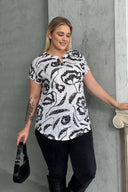 טישירט במידות גדולות שרוול קצר צווארון V עם הדפס 97-83