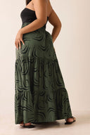 חצאית במידות גדולות דוגמת פרחים גומי במותן דגם בשכבות 304236