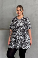 חולצה במידות גדולות צווארון V שרוול קצר גזרה מתרחבת עם הדפס 101-17