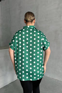 חולצה מכופתרת במידות גדולות עם כפתורים שרוול קצר דוגמת נקודות 303461